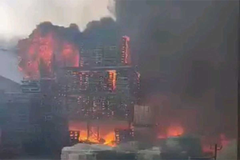 Gori fabrika u Šidu, odjekuju eksplozije (VIDEO)