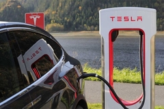 Ukrao Teslu, ali zaboravio na domet – pa ostao bez struje