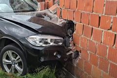 Sudar u Srbiji: Vlasnik podruma pića BMW zakucao u kuću (VIDEO)