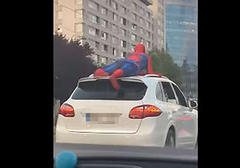 KAŽNJEN "SARAJEVSKI SPAJDERMEN" Zbog vožnje na krovu automobila mora da plati 400 KM