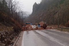 Veliki odron zemlje na putu prema Palama, saobraćaj obustavljen (FOTO)