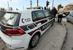 Žena završila u bolnici: Pokušali da opljačkaju market, radnicu udarili PIŠTOLJEM U GLAVU