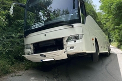 Haos kod Kosjerića: Autobus pun Kineza sletio sa puta (FOTO)