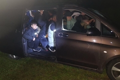 Državljanin BiH u mercedesu krijumčario 22 stranca