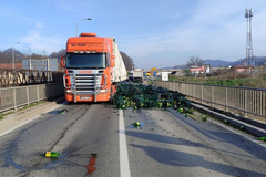 Neobična nesreća kod Tuzle: Iz šlepera ispale gajbe sa sokovima