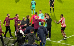 Ludnica u Premijer ligi: Treneri se zamalo potukli, igrači ih razdvojili VIDEO