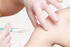 "Astra Zeneka" priznala da vakcina pritiv korone može da izazove krvne ugruške