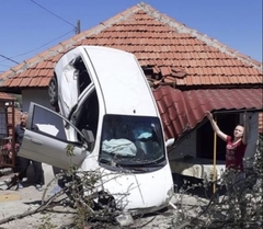 Saobraćajna nesreća u Tuzli: Sletio s puta na kuću