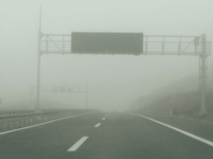 VOZAČI, OPREZ Saobraćaj se odvija po suvim i mjestimično vlažnim kolovozima