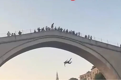 Mostar: Strani turista samoinicijativno skočio sa Starog mosta, zamalo stradao, a onda dobio i batine