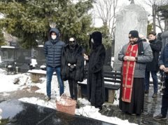 ODRŽAN POMEN ARKANU Ceca se pojavila u crnini sa Veljkom i Anastasijom