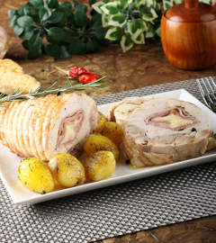 Pileći file punjen paprikom u pavlaci i suvim vratom: Ručak sočan i neodoljiv!