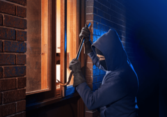 DJEČAK I TINEJDŽER ODGOVORNI ZA TEŠKU KRAĐU Opljačkali kafić i prodavnicu, pokušali provaliti u mesaru i salone