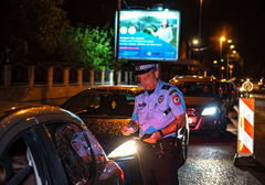 HAOS U TESLIĆU Policija zaustavila "golf" i na haubi zatekla povrijeđenu osobu