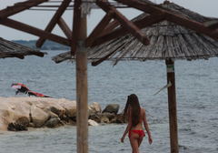 "Nikog nema da vam skače po glavi" Ležaljku na plaži u Hercem Novom naplaćuju 10 evra, a njihov odgovor će NALJUTITI MNOGE