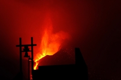 Erupciju prate potresi: Vulkan izbacuje blokove lave veličine zgrade