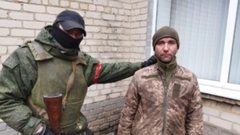 U ZONI MARIUPOLJA RUSI ZAROBLJENIKE SKIDAJU GOLE Evo i zašto je takva procedura!?