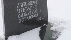 RAZOČARAN U PORODICU PODIGAO SEBI SPOMEN-PLOČU I PORUČIO: "Ne prepisujte imovinu dok ste živi"