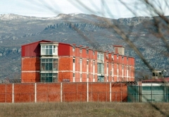 Mediji: Telefoni "sletjeli" na krov Istražnog zatvora u Spužu