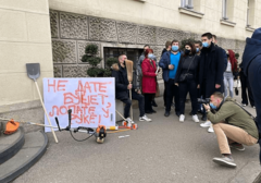 Sa kosilicama, lopatama i metlama ispred Skupštine Banjaluke: Neobičan skup uoči rasprave o budžetu