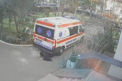 Vozilo Hitne pomoći udarilo ženu (UZNEMIRUJUĆI VIDEO)