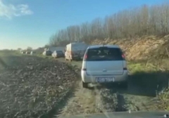 "Kroz šljivike i livade" Prevrnuo se šleper i blokirao put, a kolona vozača zapucala kroz njive