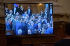 Opšti haos i tuča u Skupštini Srbije(VIDEO)