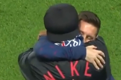 Ronaldinjo sišao na teren da bi pozdravio Mesija