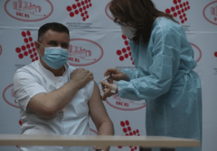 "NIŠTA NIJE BOLJELO" Direktor UKC Vlado Đajić prvi u BiH primio vakcinu protiv korone