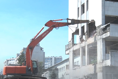 Počelo rušenje jedne od najpoznatijih zgrada u Tuzli (VIDEO)