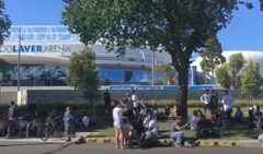 PODRŠKA NOVAKU ISPRED"KANAL7 TV" Protesti u inat voditeljima koji su vređali Đokovića /VIDEO/