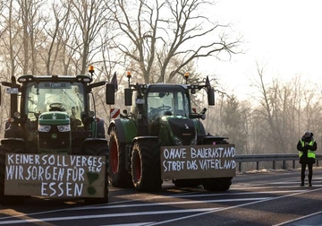 Blokirano je apsolutno sve: Poljoprivrednicima u Njemačkoj u štrajku se pridružile i željeznice, protest se nastavlja (VIDEO)