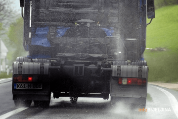 Mjestimično vlažni kolovozi i učestali odroni