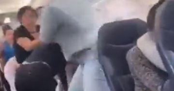 Masovna tučna u avionu /VIDEO/: Čak 15 žena šamaralo se i vrištalo, jedna na kraju završila bez....