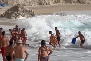 Strašna scena na Lefkadi: Kupač izbjegao smrt za dlaku (VIDEO)