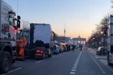 HAOS U NEMAČKOJ: Prvi snimci i slike masovnog protesta poljoprivrednika - kolona traktora ispred Brandenburške kapije