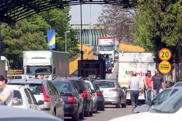 Kilometarske kolone na graničnom prelazu Gradiška