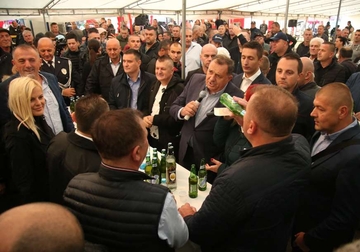 "Oni koji meni ne vjeruju, nek' se j**u" Dodik ni na Manjači NIJE BIRAO RIJEČI, a onda je zapjevao s Vulinom