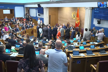 Haos u Crnoj Gori: Opozicija blokirala Spajića da dođe do govornice (VIDEO)