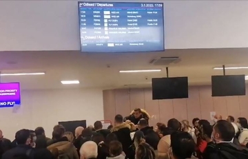 PUTNICI ČEKALI SATIMA Nakon Sarajeva, haotično stanje bilo je i na tuzlanskom aerodromu