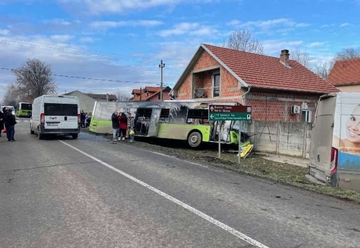 Autobus udario u kuću poslije sudara, devet povrijeđenih