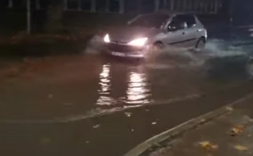 KIŠA PRAVI PROBLEME U BANJALUCI Začepljeni odvodi na Starčevici, izlile se otpadne vode u Priječanima, poplavljena dvorišta u Dragočaju