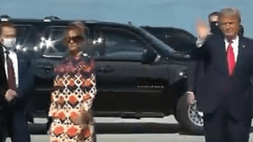 BIVŠA PRVA DAMA VIDNO RAZOČARANA Čim su izašli iz aviona Melanija se udaljila od Trampa