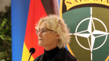 Njemačka ministarka odbrane Kristina Lambreht podnijela ostavku