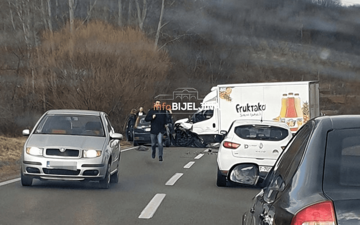 Udes kod Ugljevika, obustavljen saobraćaj prema Tuzli