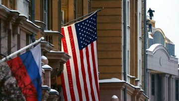 Poruka iz Rusije na zgradi Ambasade SAD u Moskvi: "Nas i Srba – 200 miliona" /VIDEO/