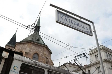 Beba rođena na tramvajskoj stanici u Sarajevu i njena majka dobile doživotne karte za gradski prevoz