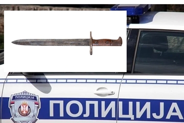 Fotografisala sina sa bajonetom pa zaradila prijavu