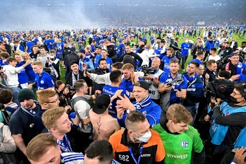 Ludnica u Gelzenkirhenu: Šalke slavio nakon preokreta i vratio se u Bundesligu! /VIDEO/
