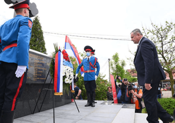 POMEN POGINULIM U TUZLANSKOJ KOLONI Višković položio vijenac kod spomen-kosturnice u Pučilama